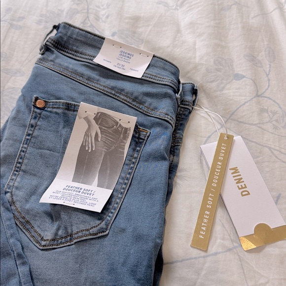 H&M Women Low Waist Feather Soft Skinny Jeggings (Size: 8) - Picture 3 of 6